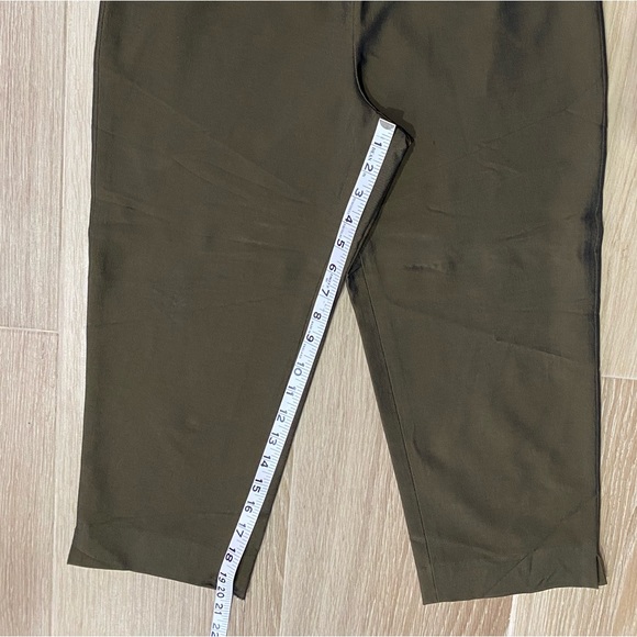 ISABEL ARDEE. Capri length dress pants with side invisible zipper. - Picture 3 of 4